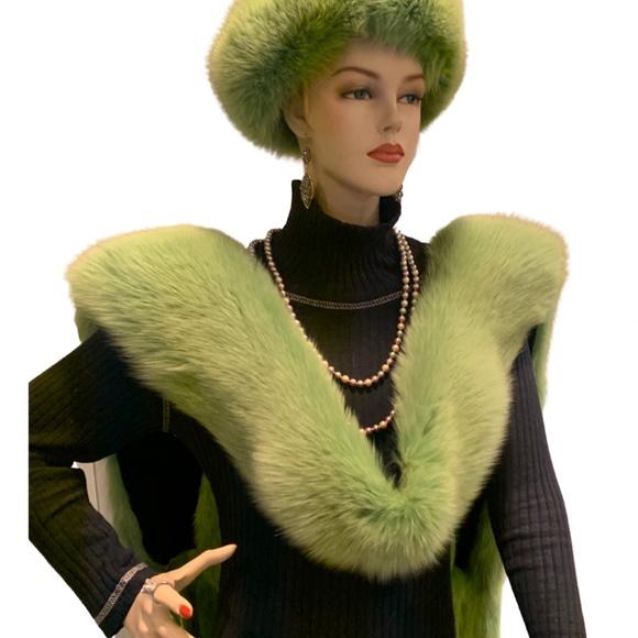 Luxurious Green Faux Fur Scarf - Picture 2 of 2